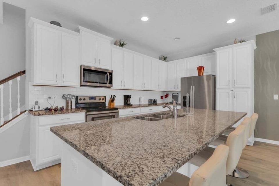 Townhome, 5 Bedrooms | Private kitchen