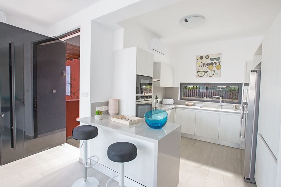 Kitchen with breakfast bar with seating for 2 persons