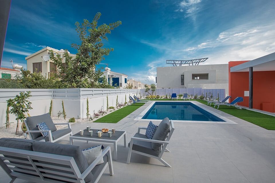 Large garden with barbecue, seating area, sun loungers and private pool