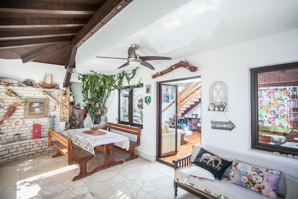 Villa (Sevid) | Living area | 28-inch flat-screen TV with satellite channels, TV, books