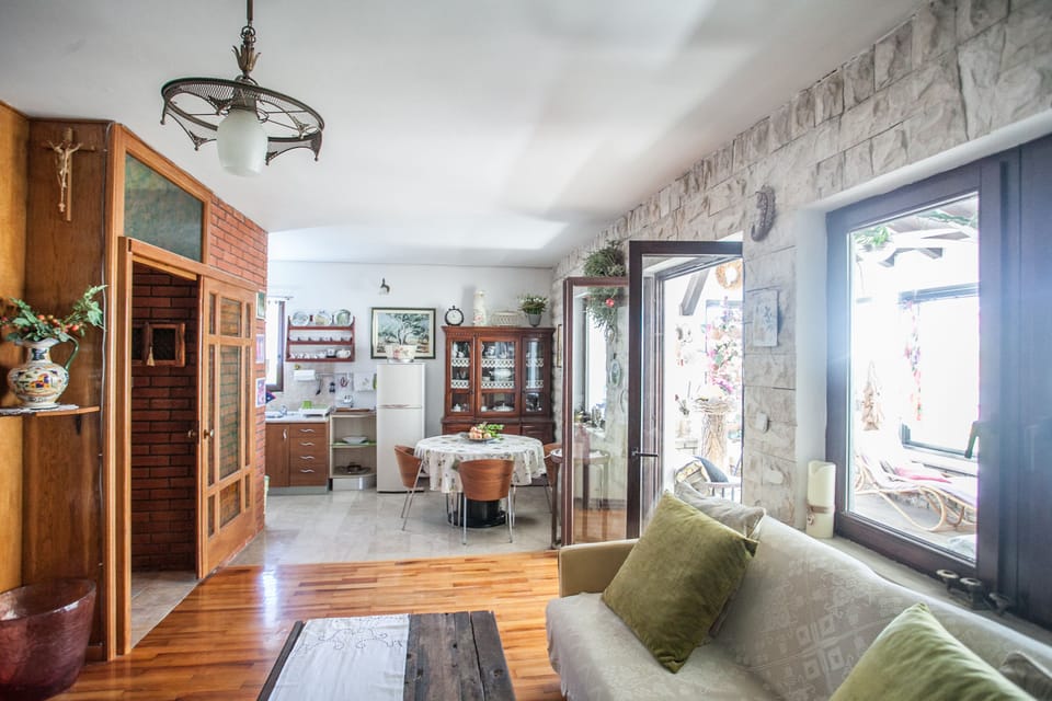 Villa (Sevid) | Living area | 28-inch flat-screen TV with satellite channels, TV, books