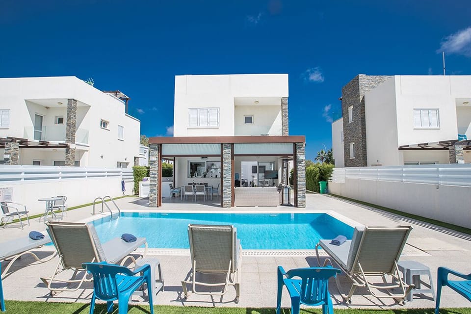 Large garden with barbecue, seating area, sun loungers and private pool