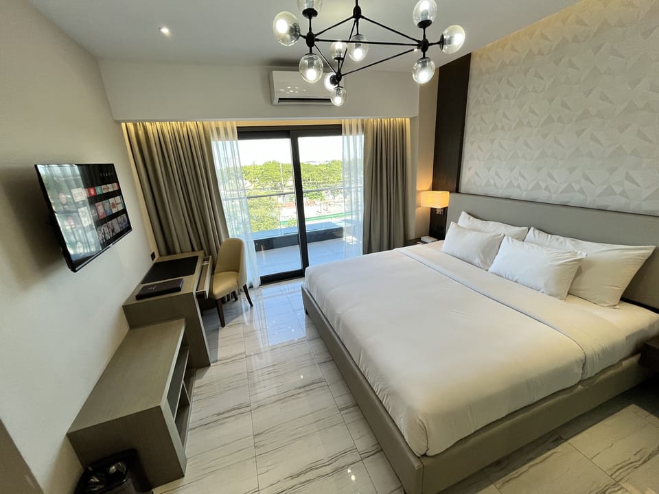 Executive Suite | Egyptian cotton sheets, premium bedding, down comforters, pillowtop beds