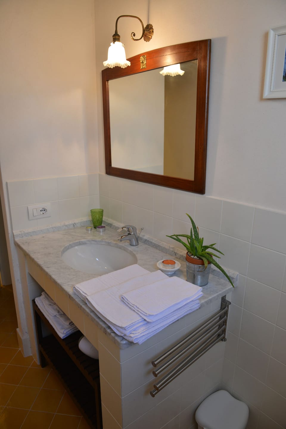 Deluxe Room | Bathroom | Shower, rainfall showerhead, eco-friendly toiletries, hair dryer