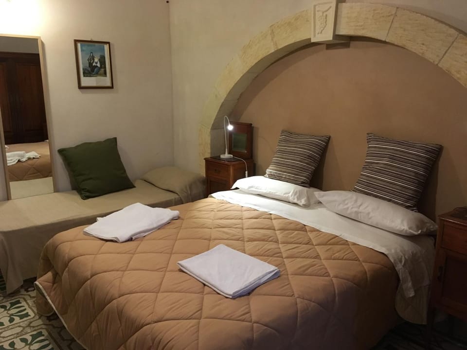 Deluxe Room | Desk, soundproofing, free cribs/infant beds, free WiFi