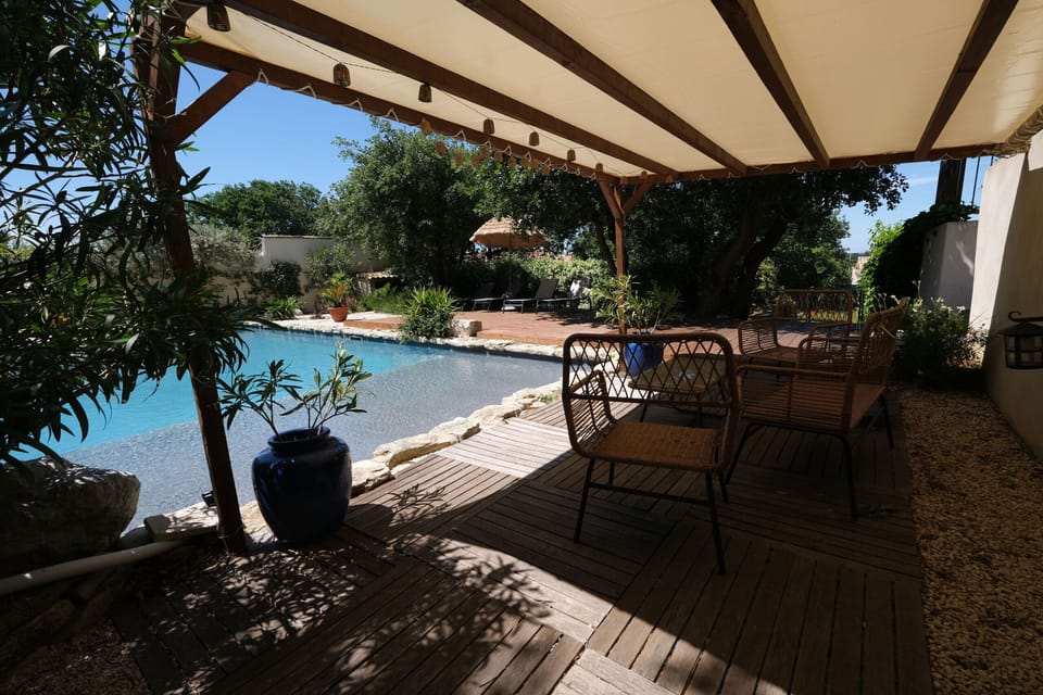 TAILLADES vacation rental, comfortable farmhouse for rent, swimming pool for 6 people. Online reservation with Plaisirs & Maisons de Provence