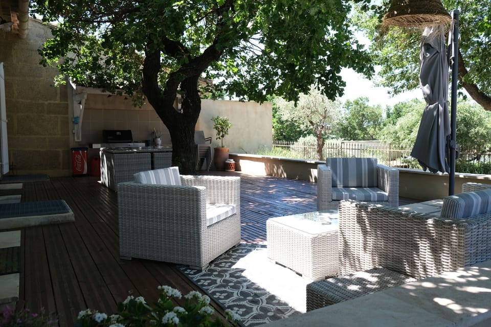 TAILLADES vacation rental, comfortable farmhouse for rent, terrace for 6 people. Online reservation with Plaisirs & Maisons de Provence