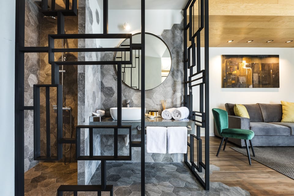 Junior Suite | Bathroom | Shower, free toiletries, hair dryer, slippers
