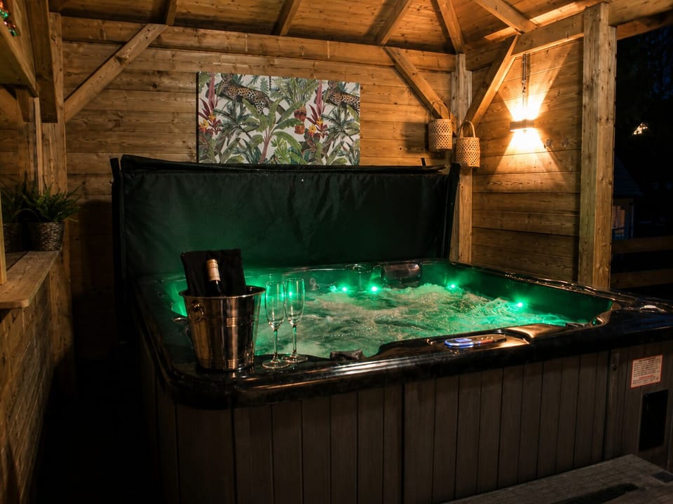 Indoor spa tub