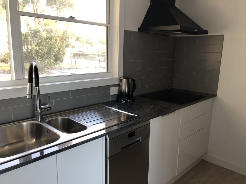 Loads of bench area in kitchen