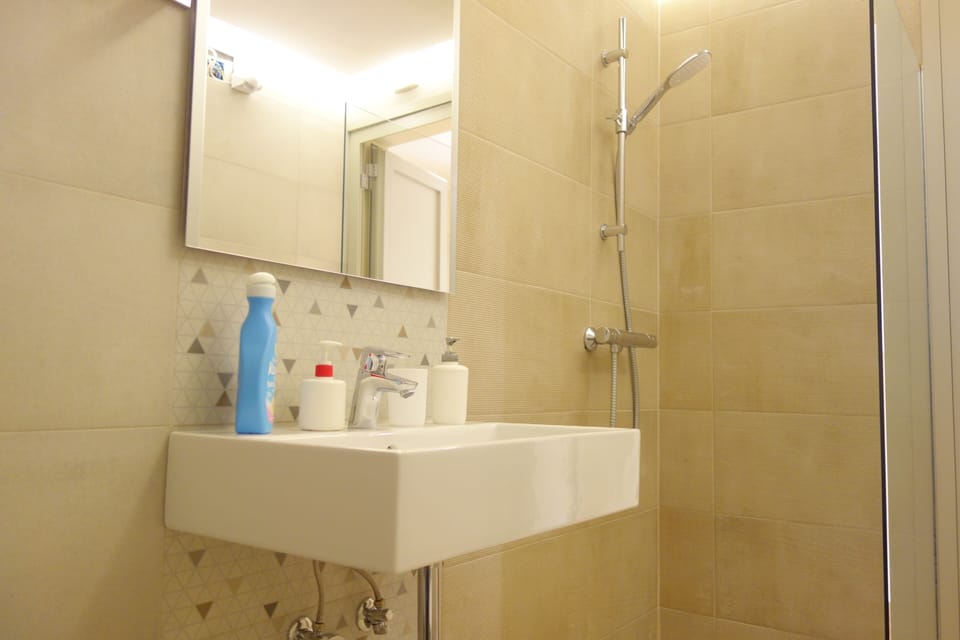 Shower, rainfall showerhead, free toiletries, hair dryer
