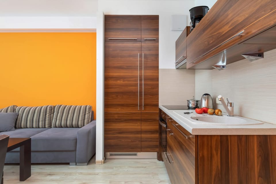 Fully equipped kitchenette. 