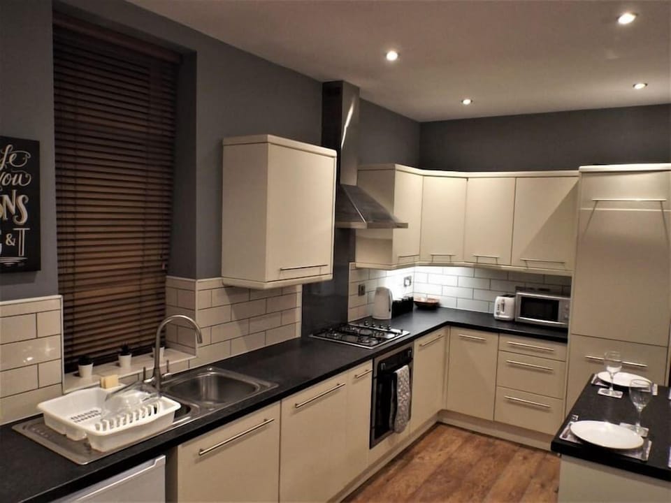 Everything you need for cosy nights in cooking is right here in the lovely kitchen