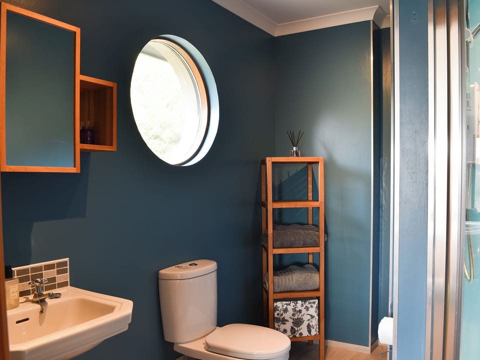 En-suite shower room | Cushendall House, Banavie, near Fort William