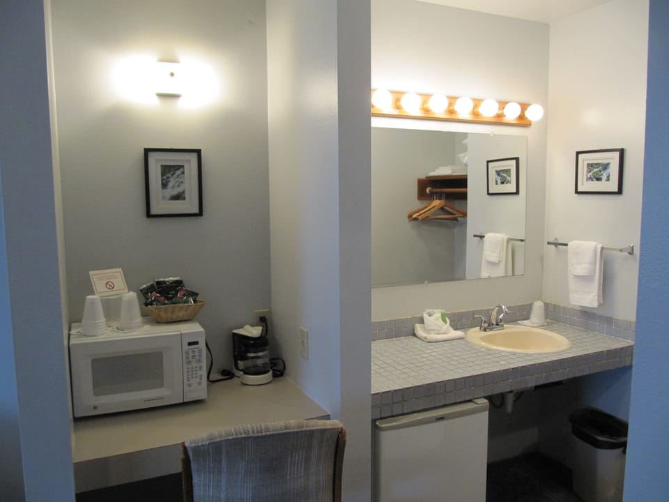 Fireplace Cabin #8, 2 Queens, Jetted Tub | Bed sheets