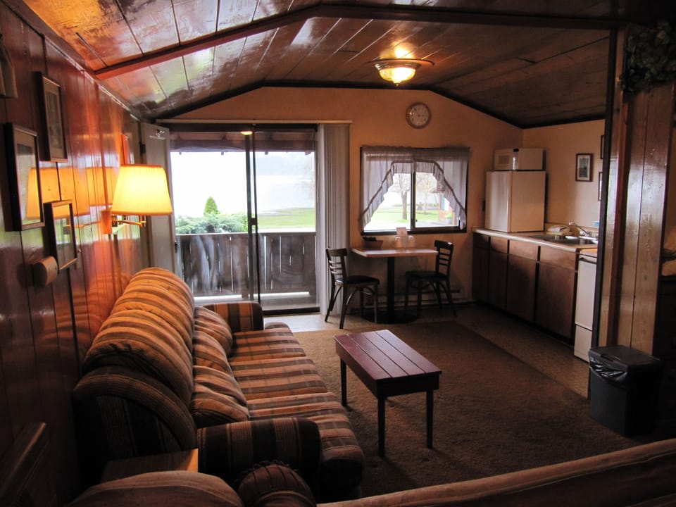 Fireplace Cabin #9, 1 Queen, Kitchen | Bed sheets