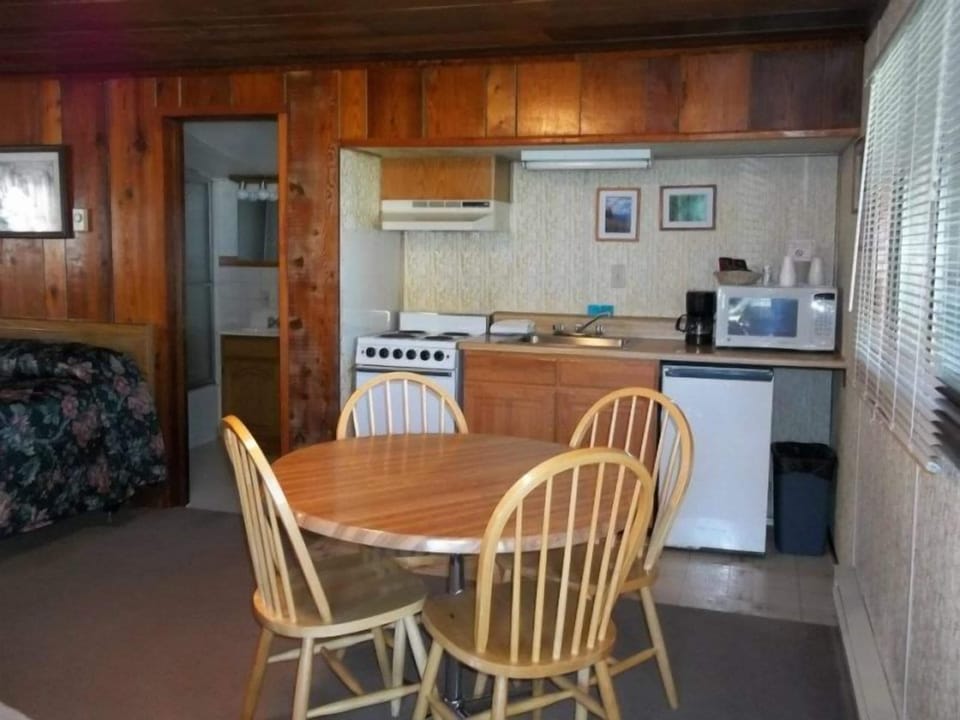 Cabin, Fireplace (# 18) | In-room dining