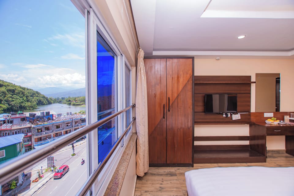 Executive Studio Suite | Minibar, in-room safe, desk, soundproofing