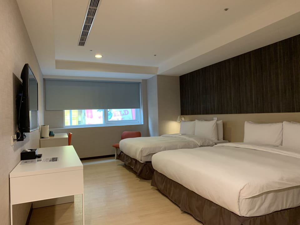 Deluxe Quadruple Room | Bathroom | Shower, rainfall showerhead, hair dryer, slippers