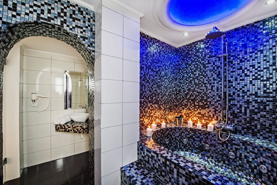 Deluxe Suite with Outdoor Hot Tub and Sea View  | Jetted tub