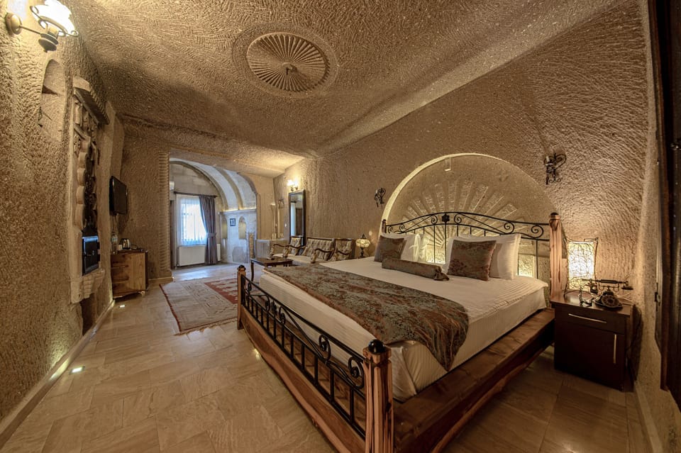 Deluxe Cave Suite with Spa Bath | Minibar, in-room safe, desk, soundproofing