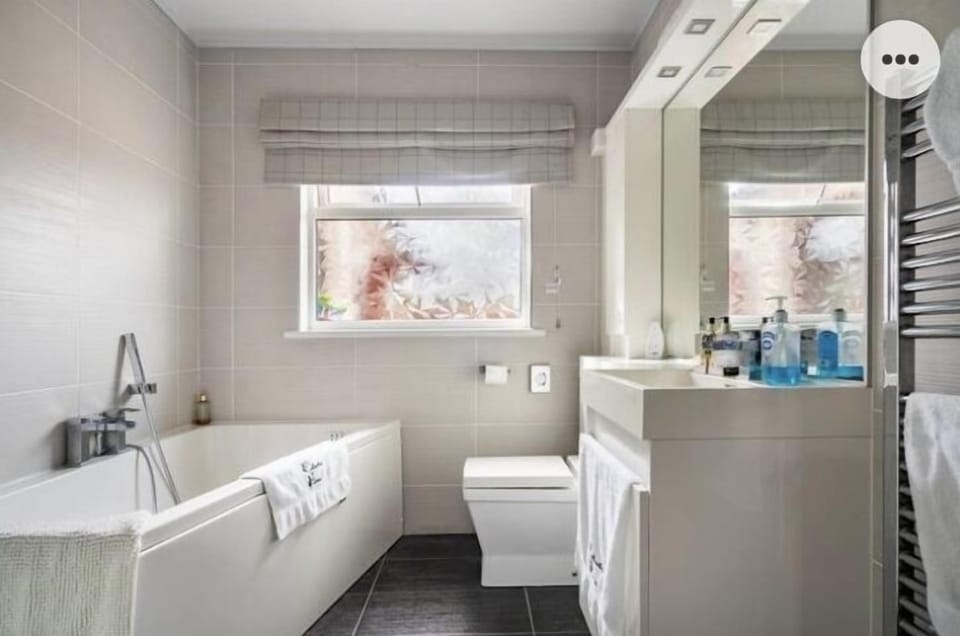 Standard Room, 2 Twin Beds, Shared Bathroom | Bathroom | Free toiletries, hair dryer, towels