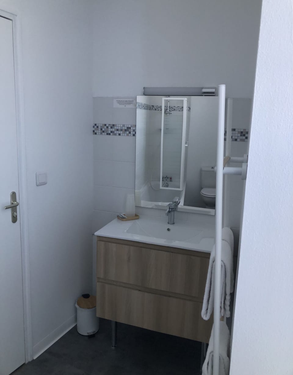 Traditional Triple Room | Bathroom | Shower, free toiletries, towels