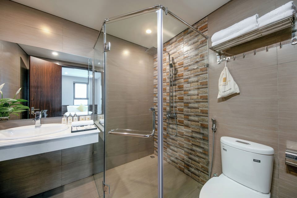 Shower, rainfall showerhead, free toiletries, hair dryer
