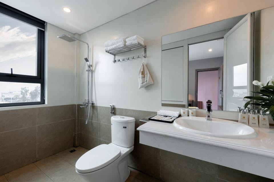 Basic Double Room | Bathroom | Shower, rainfall showerhead, free toiletries, hair dryer