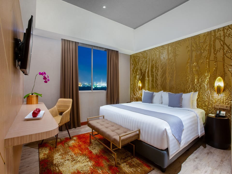 Suite | Desk, bed sheets