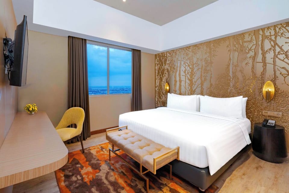 Suite | Desk, bed sheets