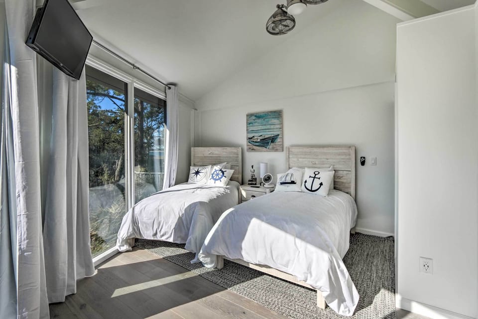 Bedroom 2 | Smart TV | Linens Provided