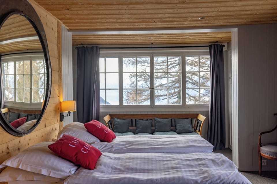 Double Room | Individually decorated, individually furnished, desk, cribs/infant beds