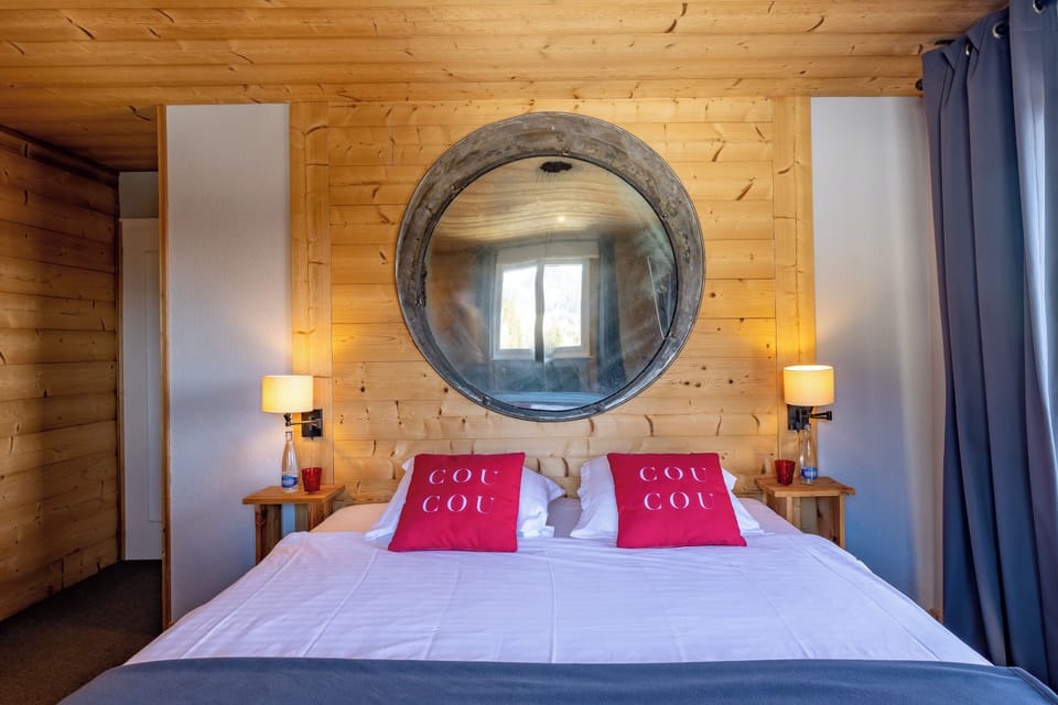 Double Room | Individually decorated, individually furnished, desk, cribs/infant beds
