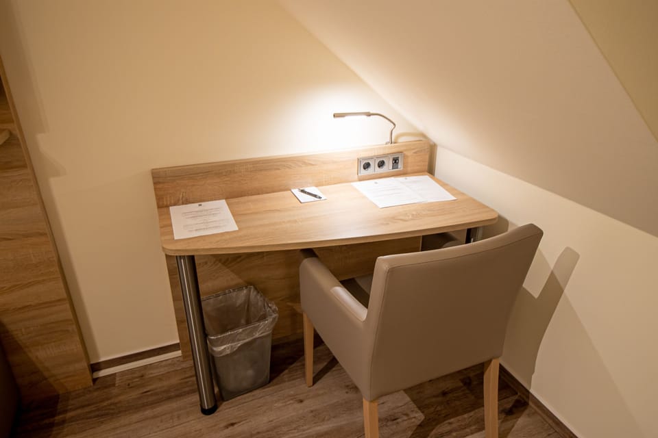 Comfort Single Room | Living area | 40-inch LED TV with satellite channels, TV