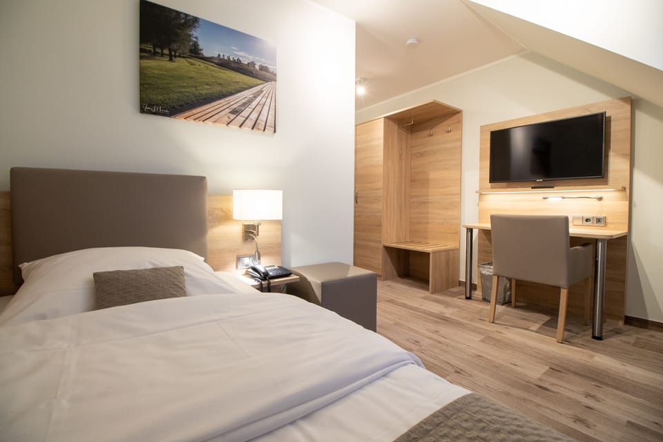 Standard Single Room | Living area | 40-inch LED TV with satellite channels, TV