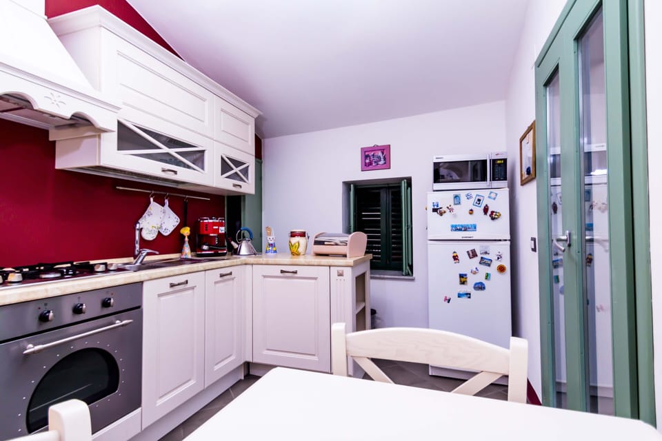 Apartment, 1 Bedroom | Private kitchen | Full-size fridge, microwave, oven, stovetop