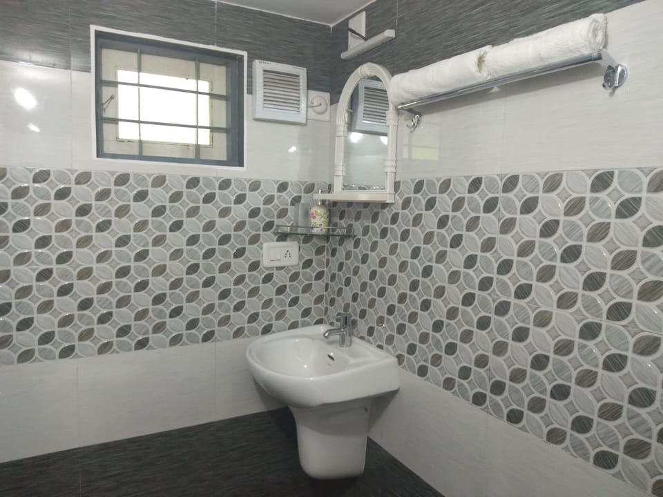Shower, hydromassage showerhead, free toiletries, towels