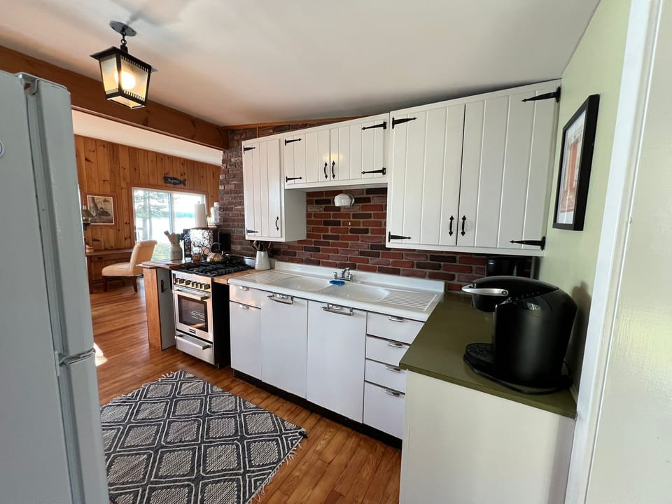 Fully equipped kitchen.