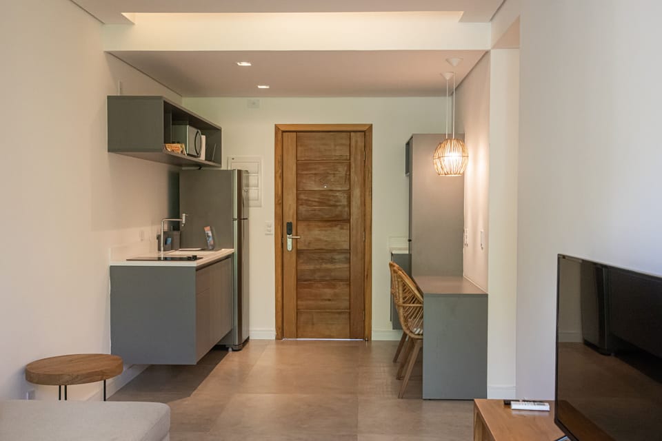 Suite Casal | Private kitchen | Fridge, microwave, stovetop, cookware/dishes/utensils