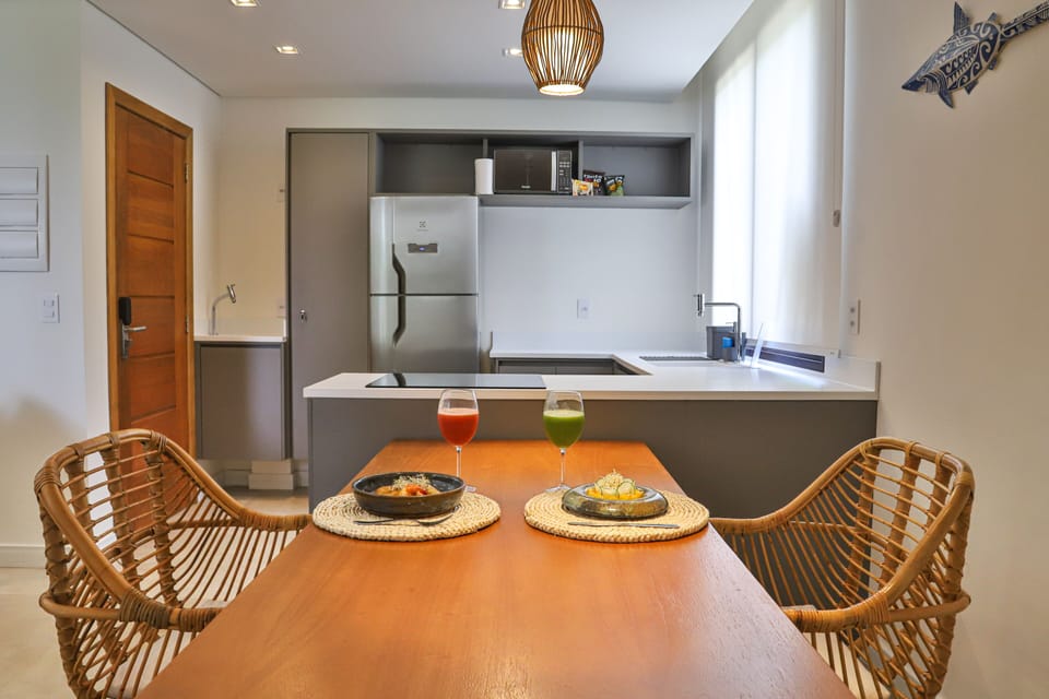 Luxo Family | Private kitchen | Fridge, microwave, stovetop, cookware/dishes/utensils