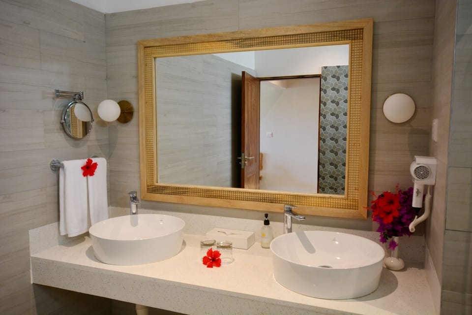 Shower, free toiletries, hair dryer, towels