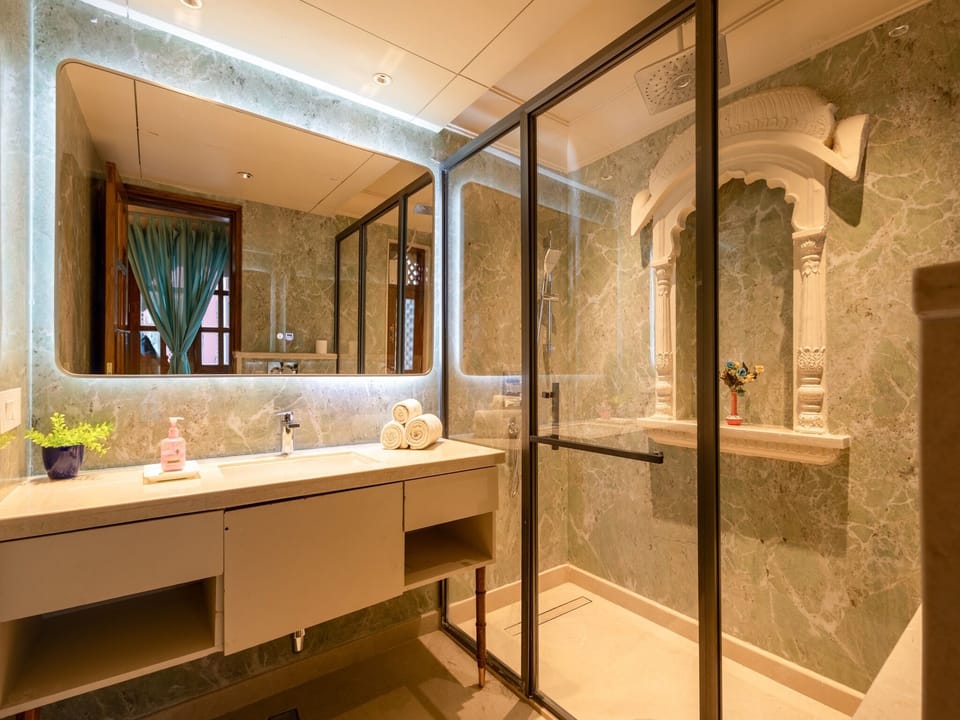 Executive Room | Bathroom | Shower, free toiletries, hair dryer, towels