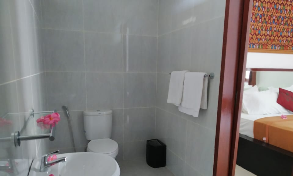 Standard Room | Bathroom | Shower, towels, soap, shampoo