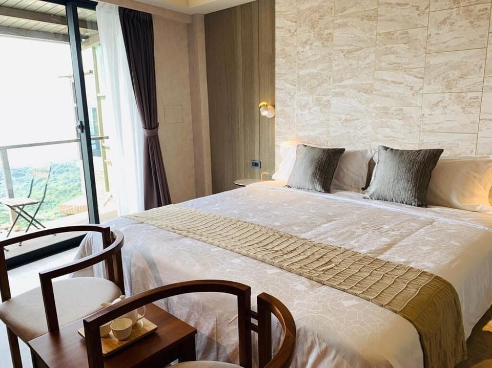 Deluxe Room, 1 Queen Bed, Bathtub, Ocean View | Premium bedding, pillowtop beds, free minibar, individually decorated
