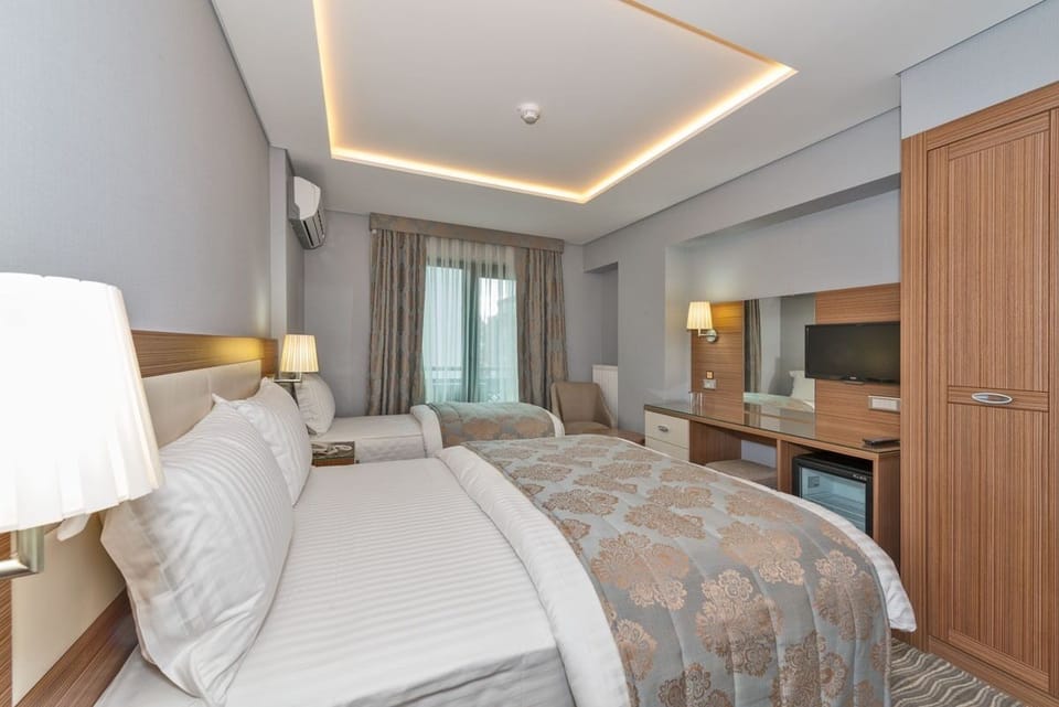 Standard Triple Room | In-room safe, desk, laptop workspace, soundproofing