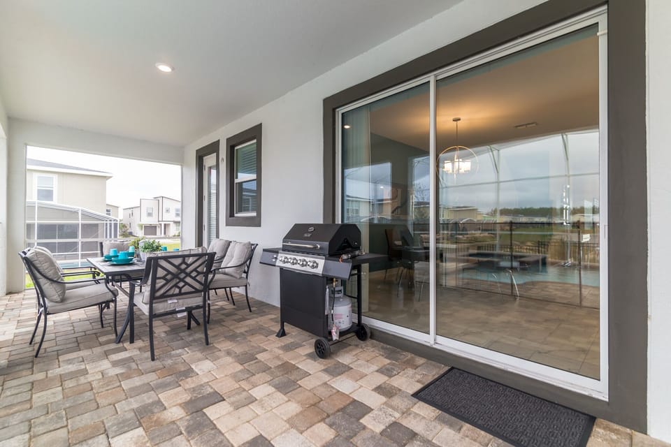 Private pool area + Grill