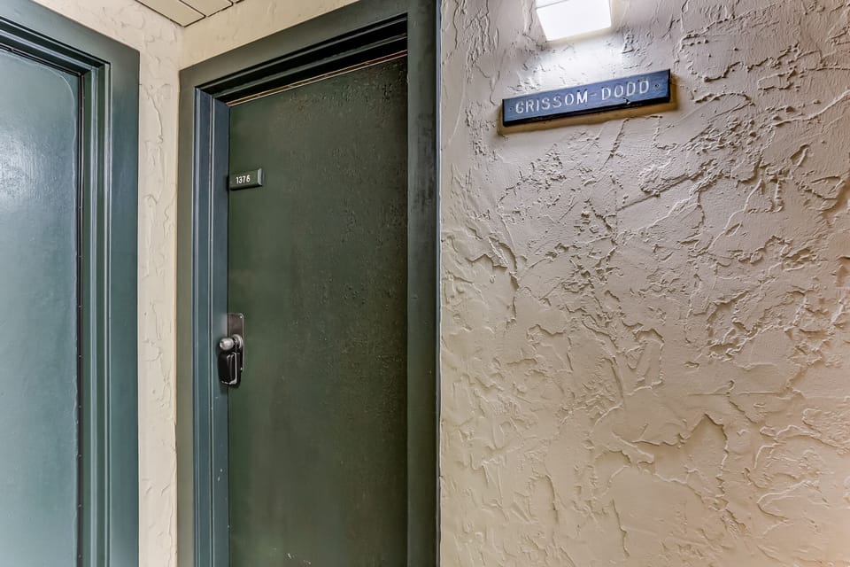 Entryway to 1378 Beachwalker