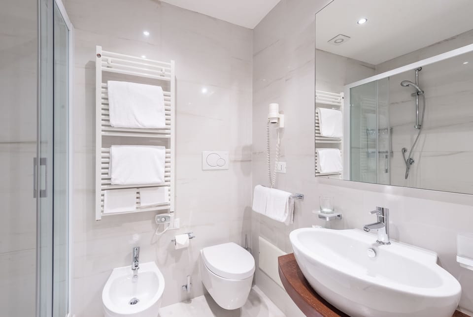 Standard Apartment, 1 Bedroom, Ground Floor | Bathroom | Shower, rainfall showerhead, free toiletries, hair dryer