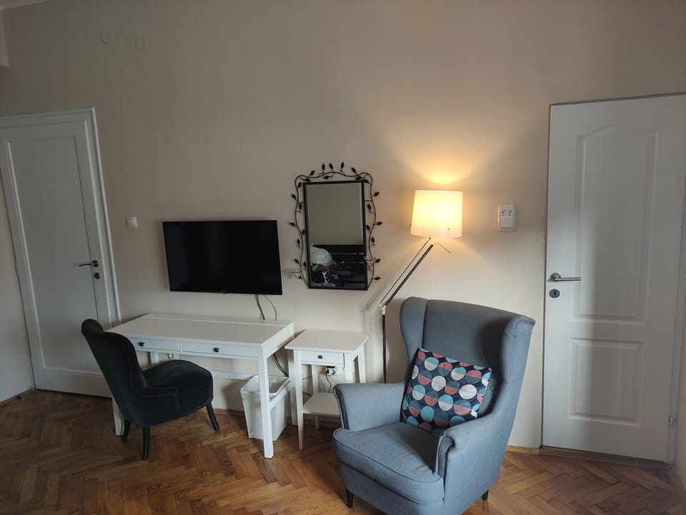 Deluxe Double or Twin Room, Multiple Beds, Ensuite, City View (Shared Apartment) | Premium bedding, individually decorated, individually furnished, desk